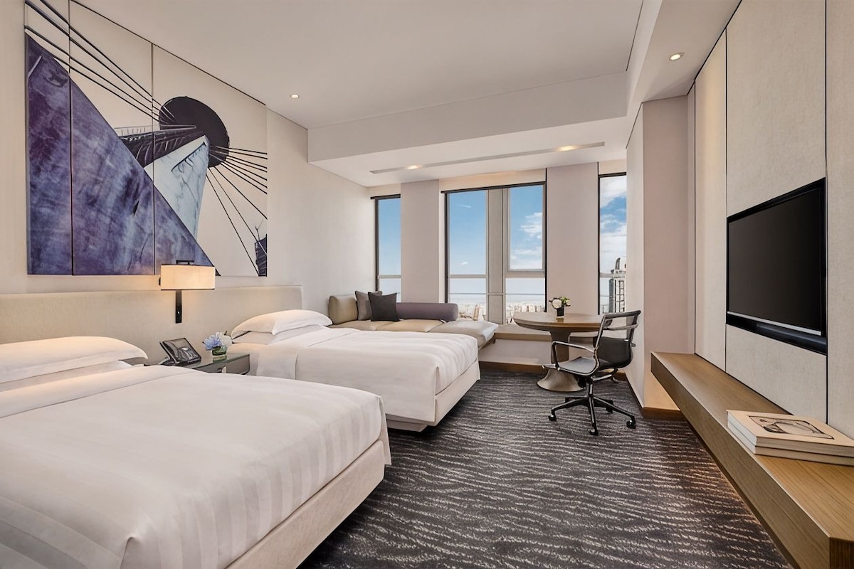 1 bedroom, premium bedding, down comforters, in-room safe