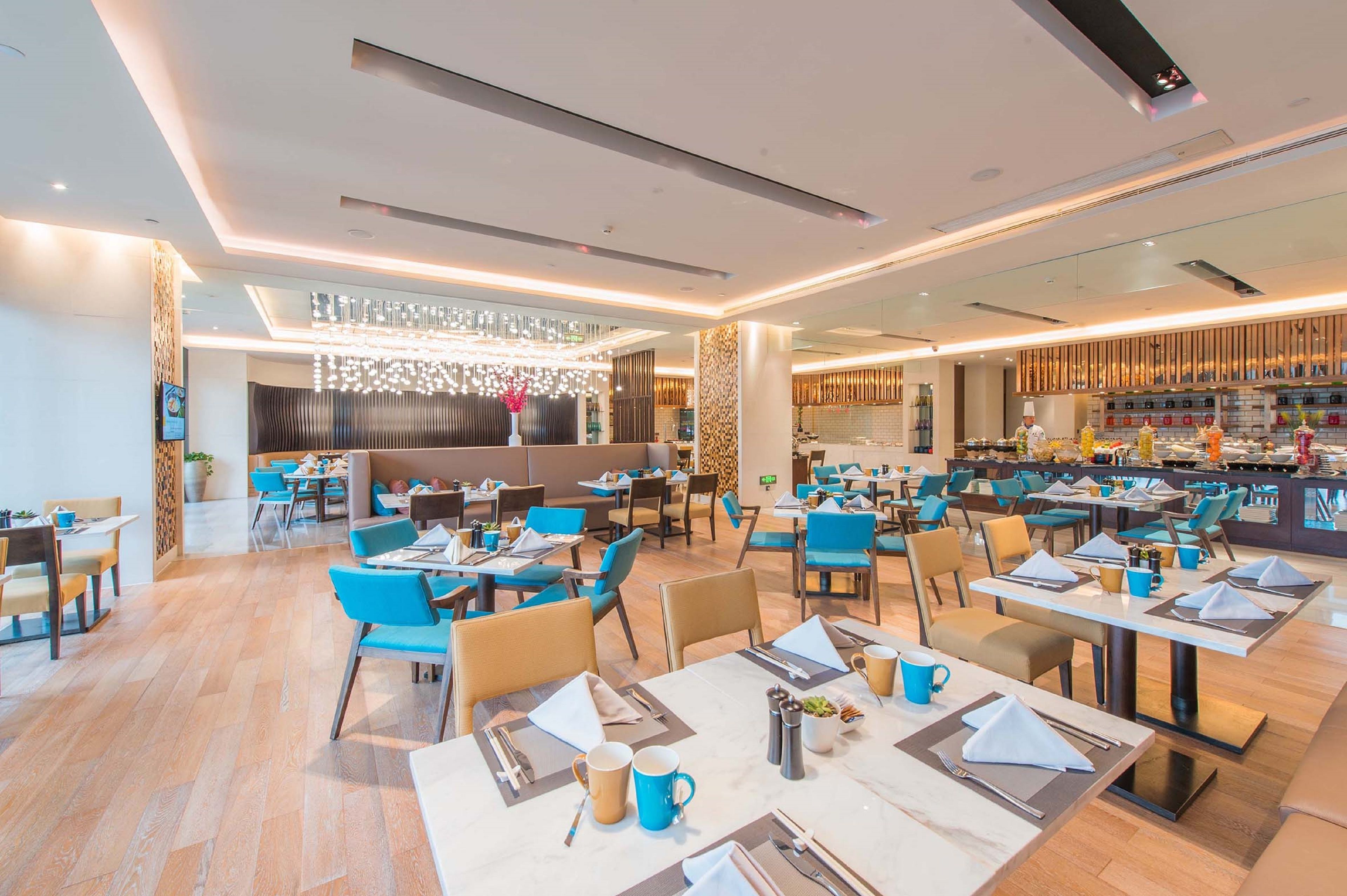 Daily cooked-to-order breakfast (CNY 120 per person)