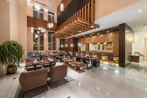 Lokala rätter och utsikt mot trädgården