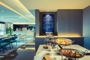 Lounge tại sảnh, nhìn ra vườn, mở cửa hàng ngày