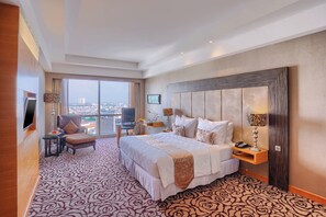 เครื่องนอนระดับพรีเมียม, มินิบาร์, ตู้นิรภัยในห้องพัก, โต๊ะทำงาน