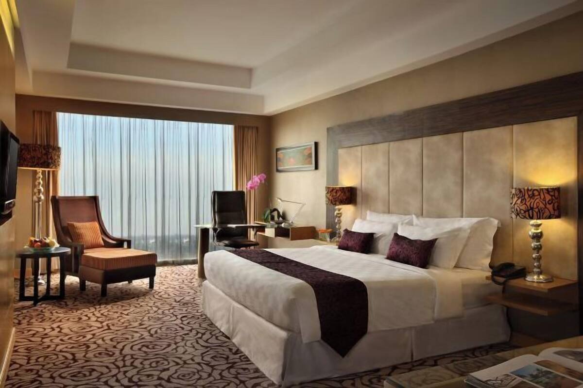 Premium bedding, minibar, in-room safe, desk