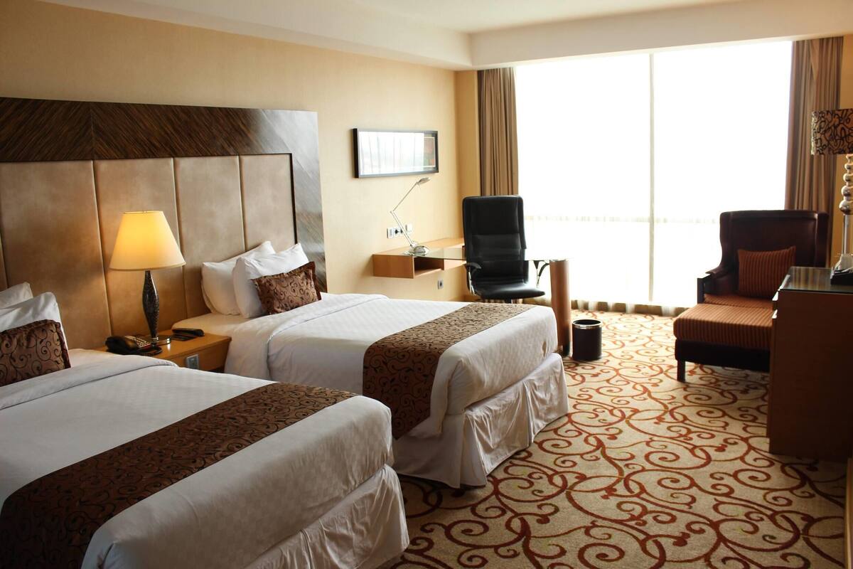 Deluxe Room, 2 Twin Beds | Premium bedding, minibar, in-room safe, desk