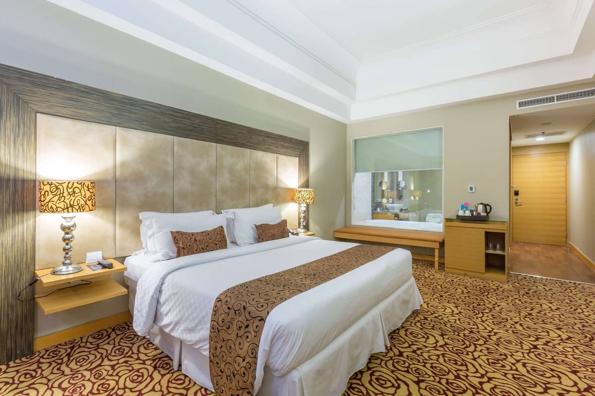 Deluxe Room, 1 King Bed, Non Smoking | Premium bedding, minibar, in-room safe, desk