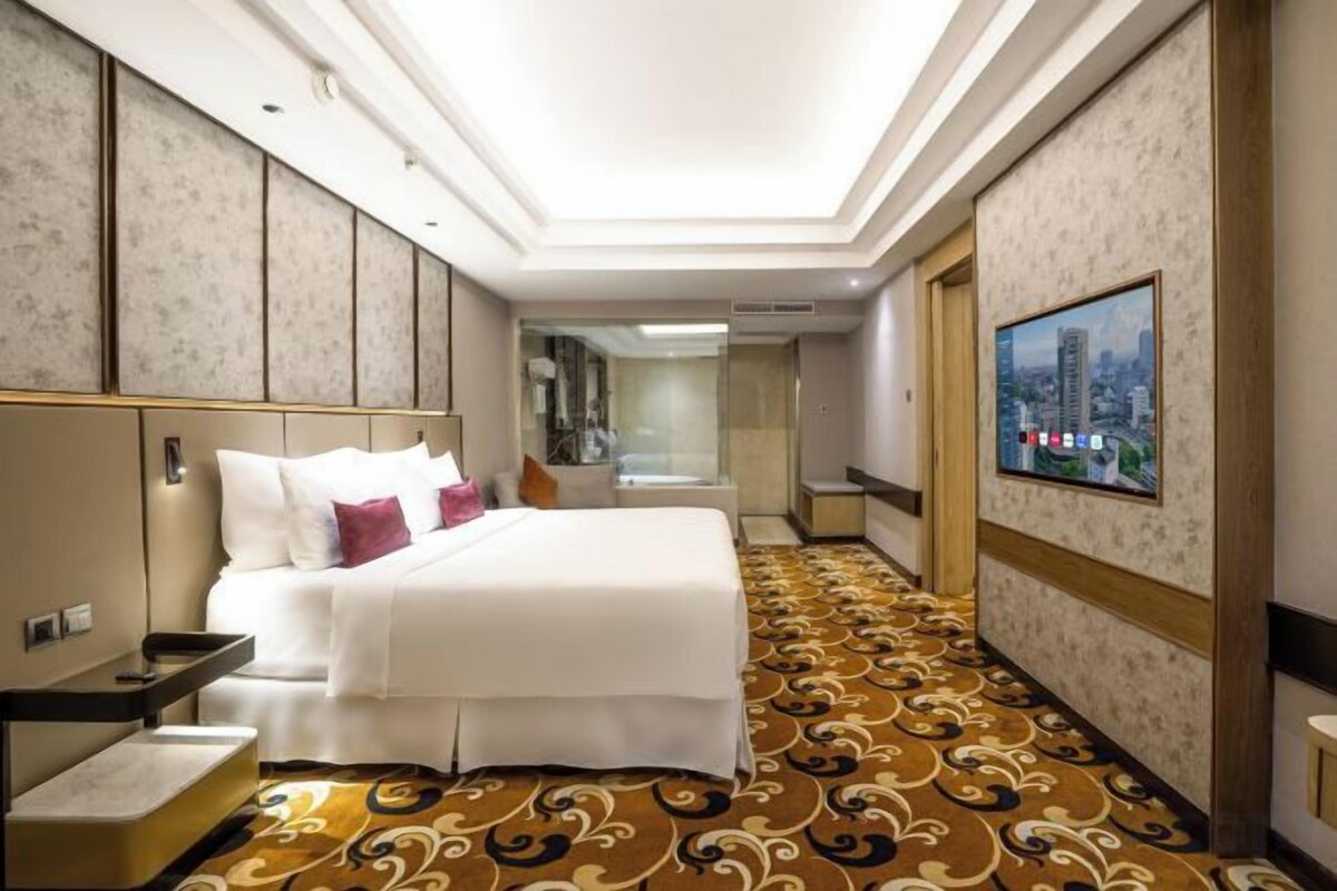Bộ đồ giường cao cấp, minibar, két bảo mật tại phòng, bàn 