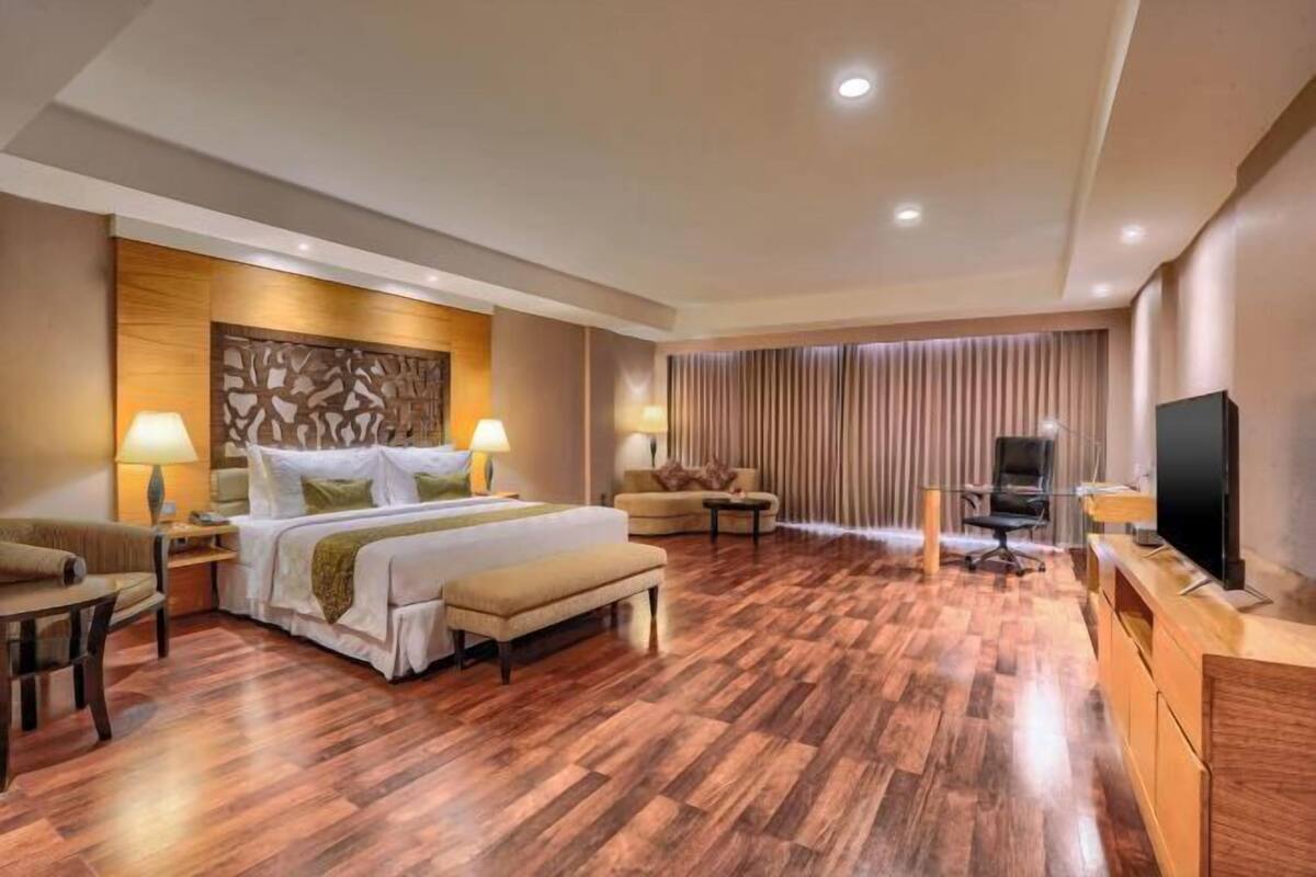 Premium bedding, minibar, in-room safe, desk