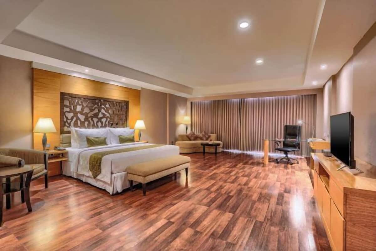 Premium bedding, minibar, in-room safe, desk