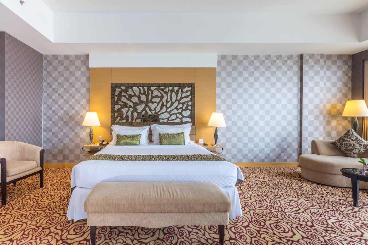 Roupas de cama premium, frigobar, cofres nos quartos, escrivaninha