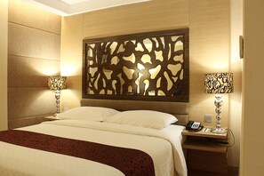 Seprai premium, minibar, brankas, dan meja kerja