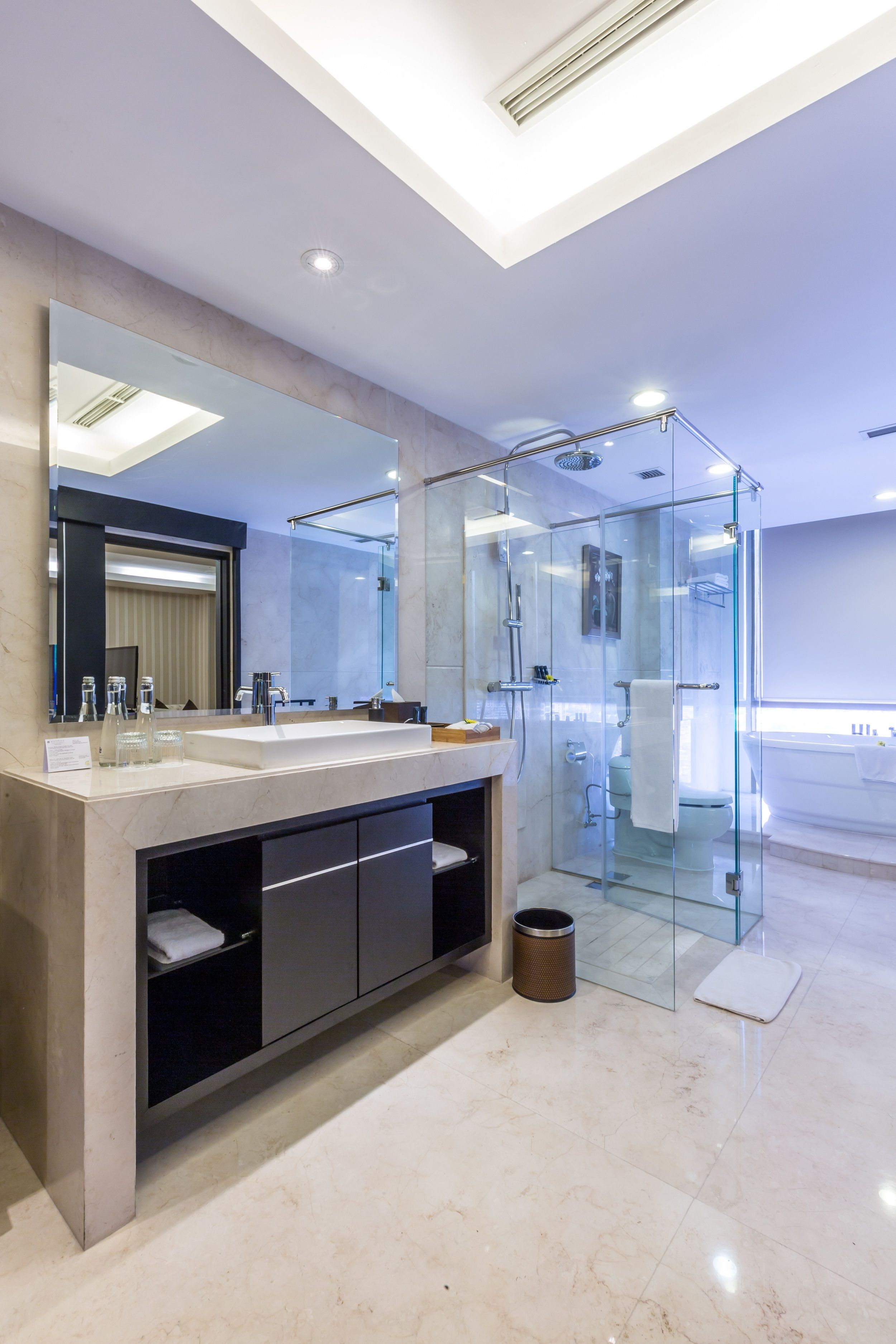 presidential suite, 1 king bed, non smoking | bathroom | free toiletries, slippers, towels