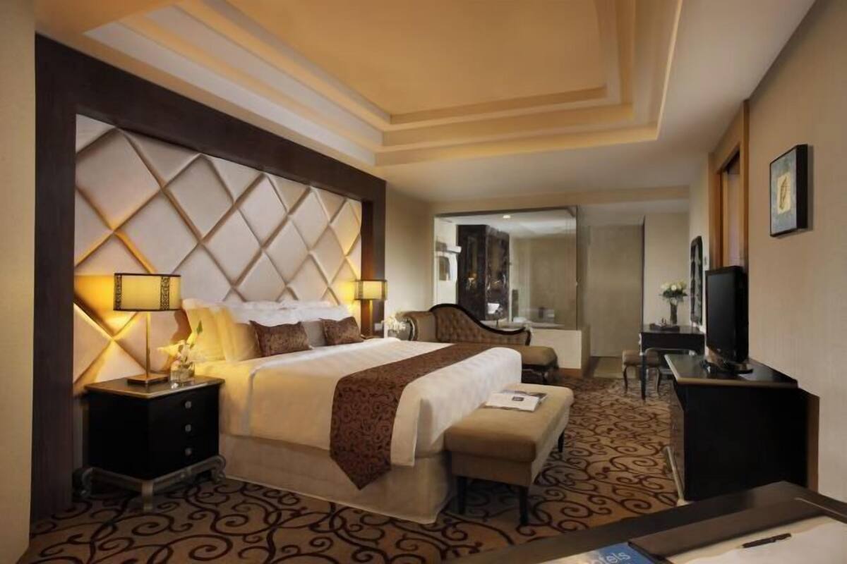 Premium bedding, minibar, in-room safe, desk