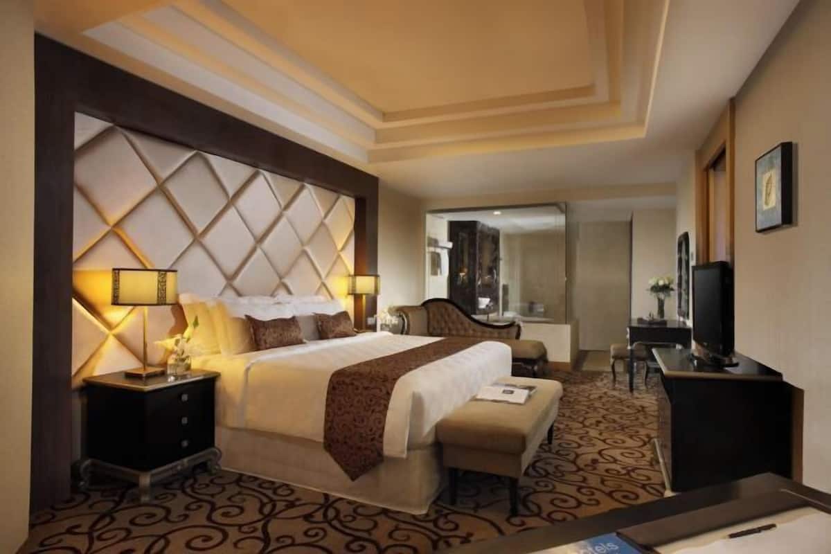 Premium bedding, minibar, in-room safe, desk