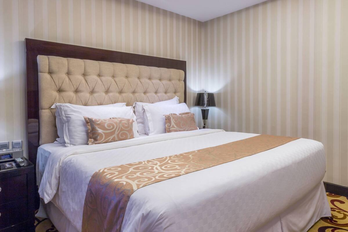 Deluxe King Accessible Room | Premium bedding, minibar, in-room safe, desk