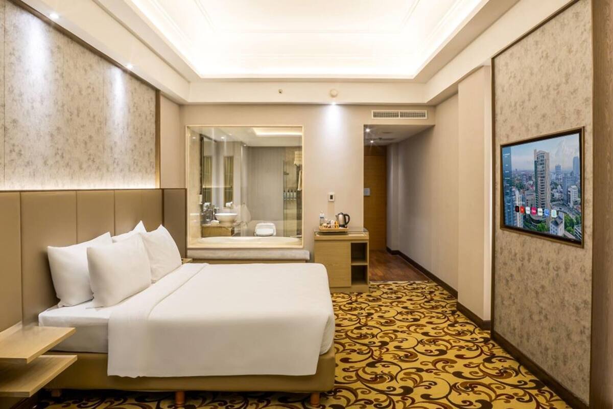 Deluxe Room, 1 King Bed (Grand) | Premium bedding, minibar, in-room safe, desk