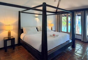 Minibar, brankas, dan kedap suara