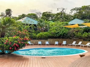 Piscine extérieure, chaises longues