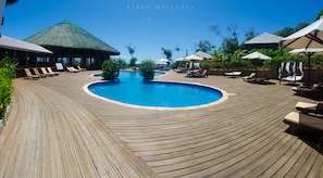 Piscina externa, espreguiçadeiras