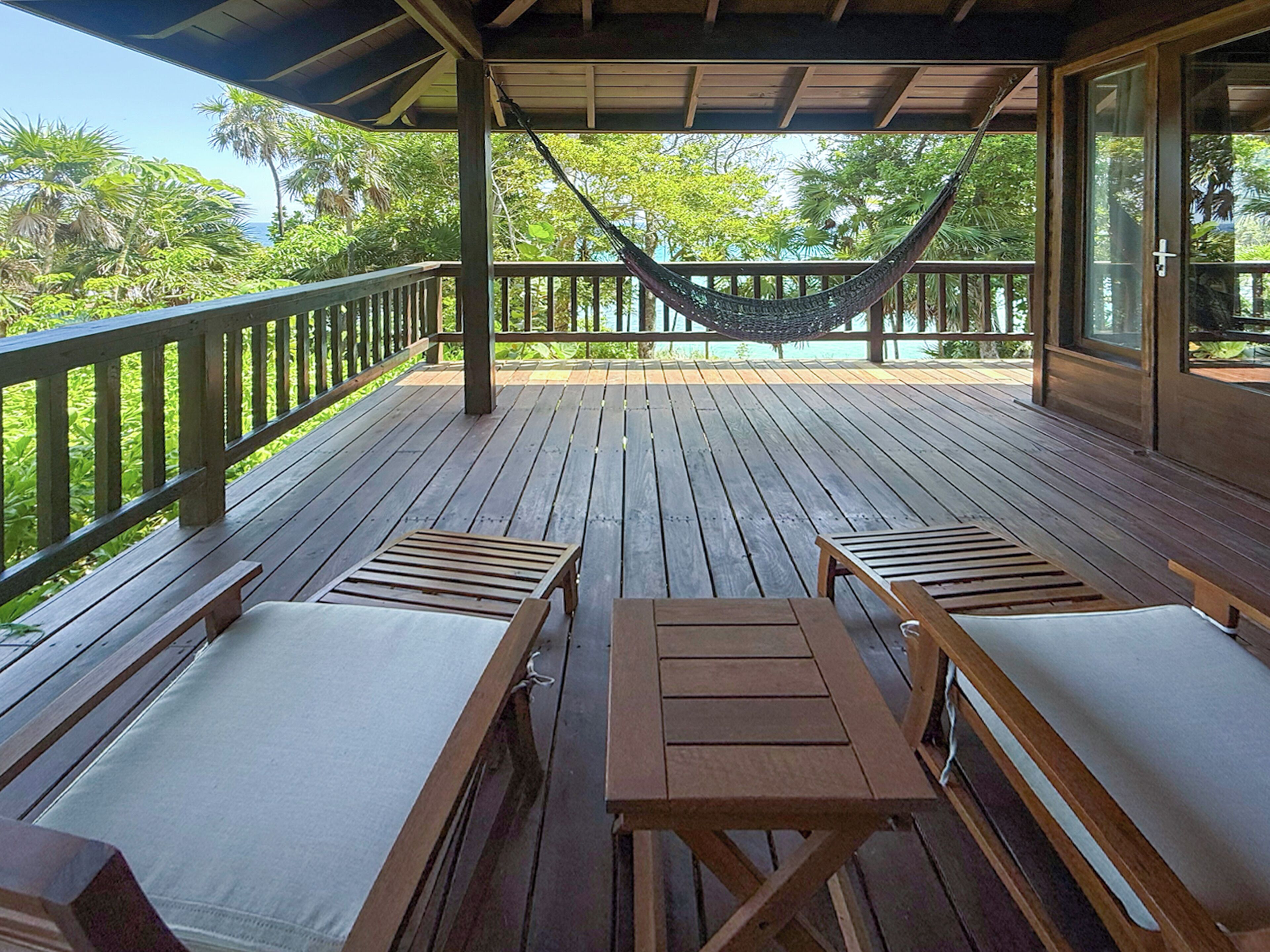 Minibaari, tallelokero huoneessa, äänieristys