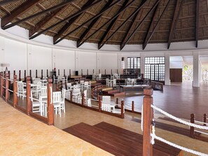 Melayani sarapan, makan siang, dan makan malam