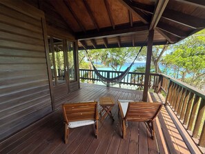 Huone, näköala puutarhaan | Näkymä parvekkeelta