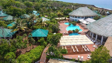 Szabadtéri medence, napernyők és napozóágyak