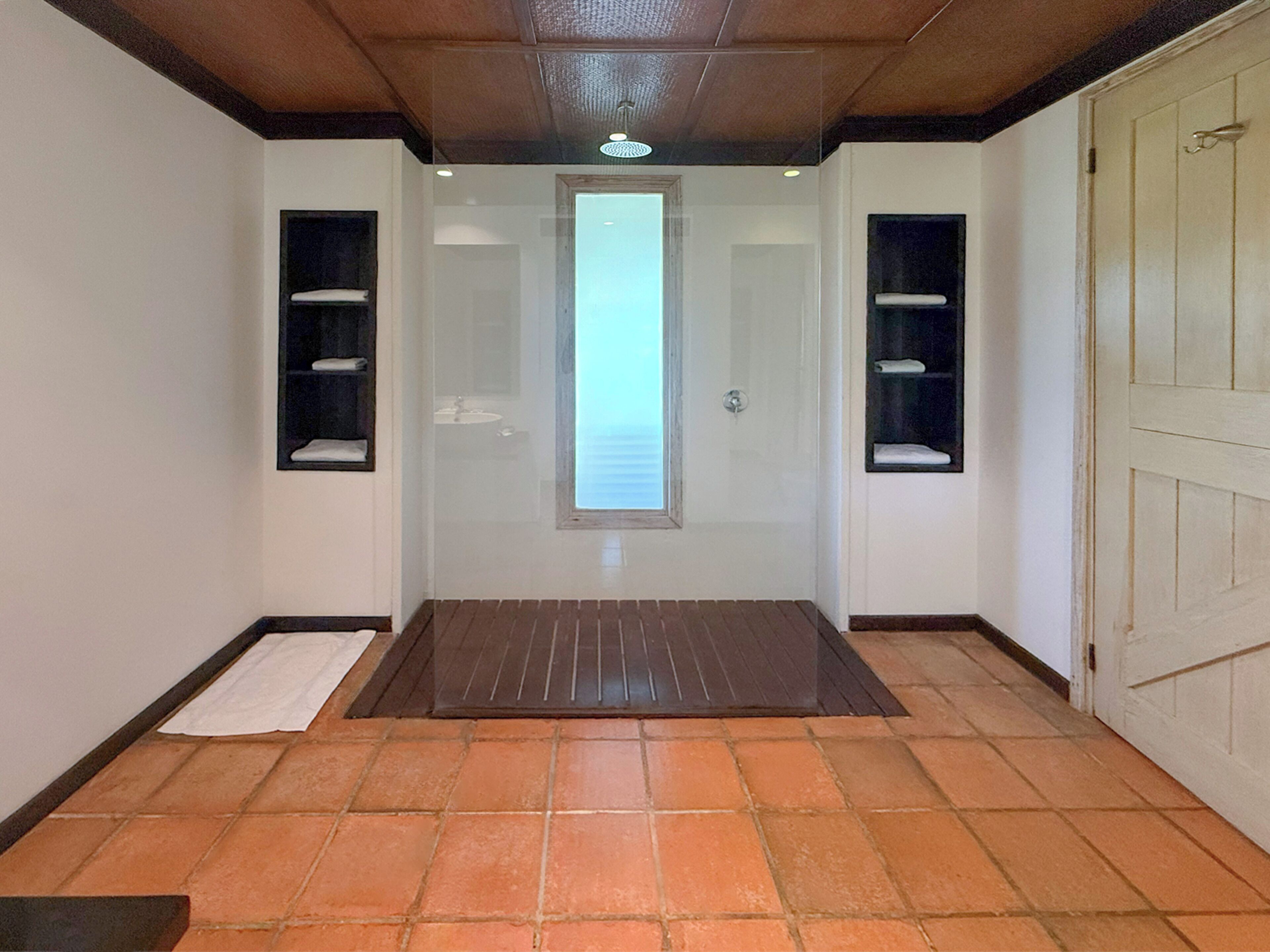 Regadera, amenidades de baño gratuitas, secadora de cabello, toallas 