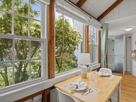 Deluxe King Suite, 1 King Bed w/ Kitchen, Non Smoking, 2 guests - pets allowed w/ fee | Dining room