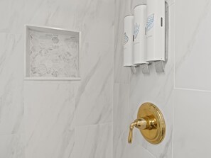 Bruser, brusehoved med hydromassage, gratis toiletartikler, hårtørrer