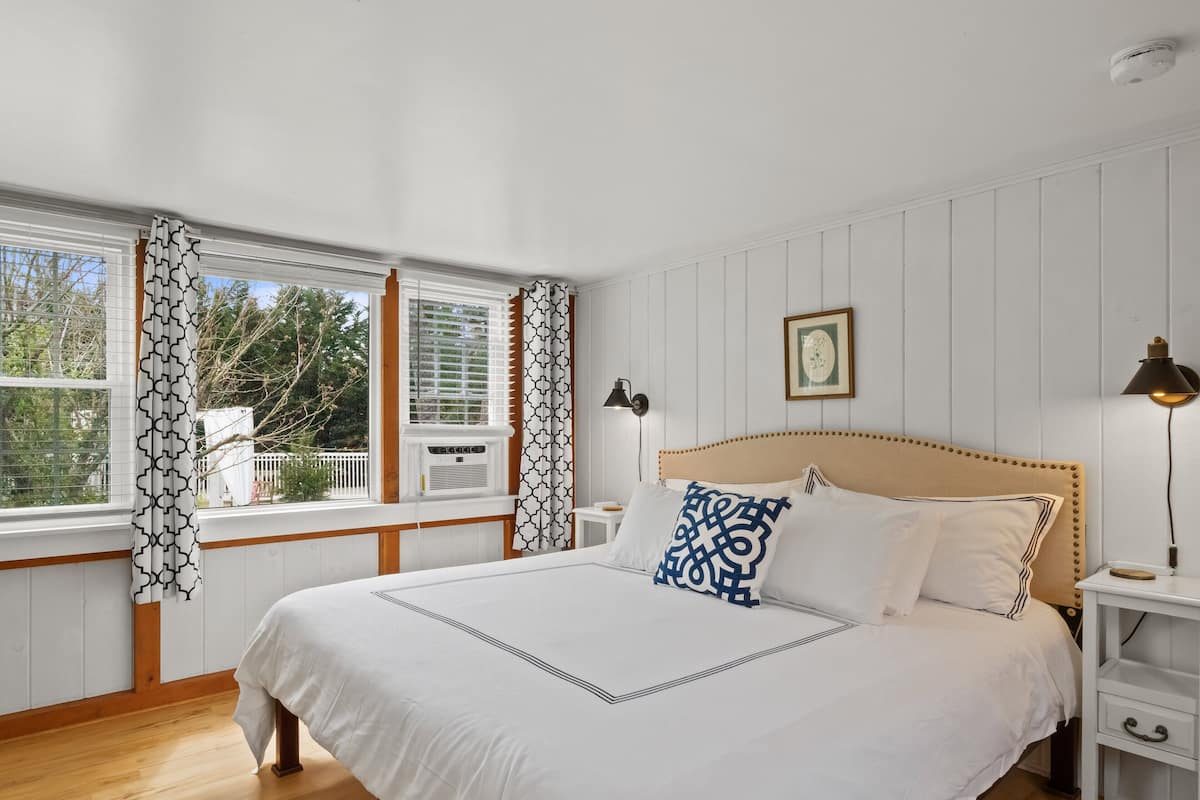 King Studio Suite, 1 King Bed w/ Kitchen, Non Smoking, 2 guests - pets allowed w/ fee | Biancheria da letto di alta qualità, copriletto in piuma