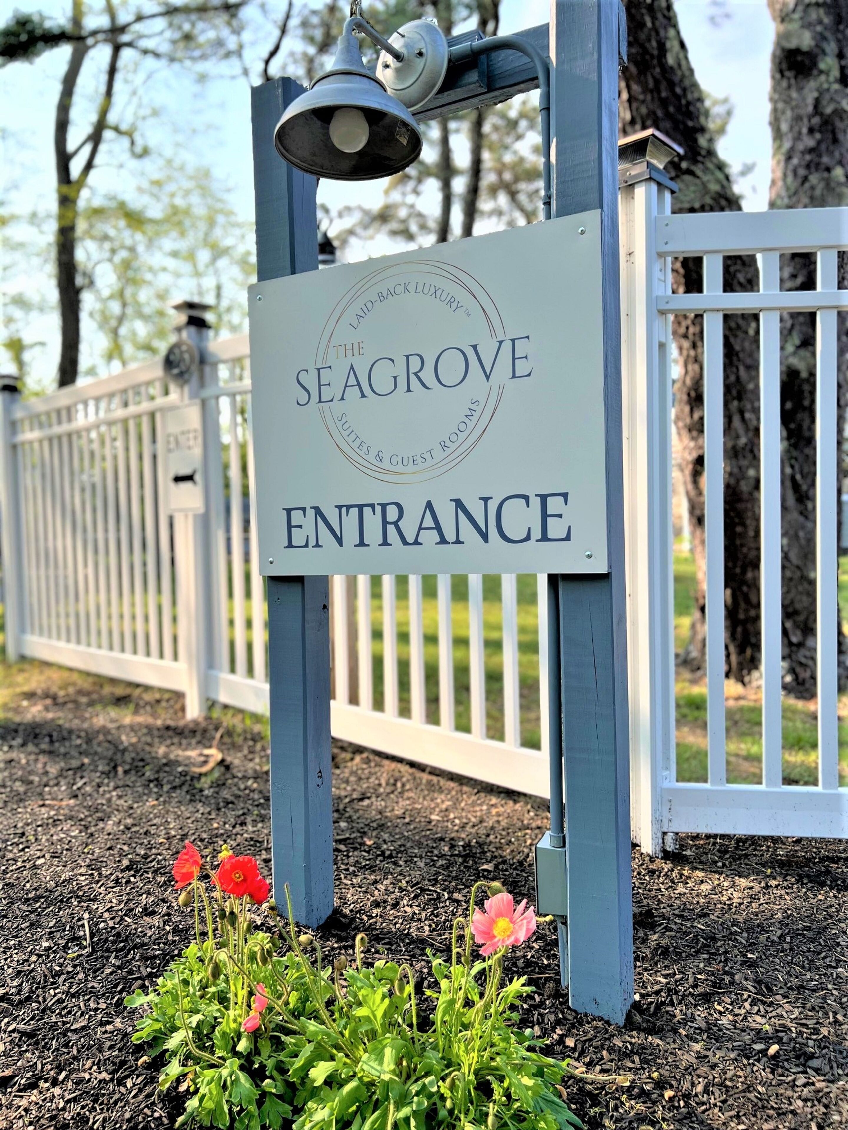 Señal que indica la entrada a The Seagrove Suites & Guest Rooms.