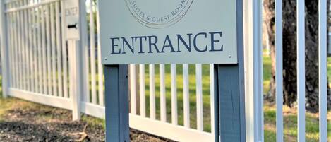 Señal que indica la entrada a The Seagrove Suites & Guest Rooms.
