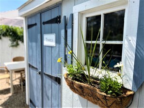 Seasonal outdoor pool, pool umbrellas, sun loungers - The Seagrove Suites & Guest Rooms (Eastham)