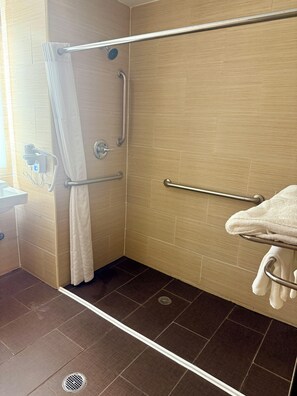 Ducha y bañera combinadas y artículos de higiene personal gratuitos