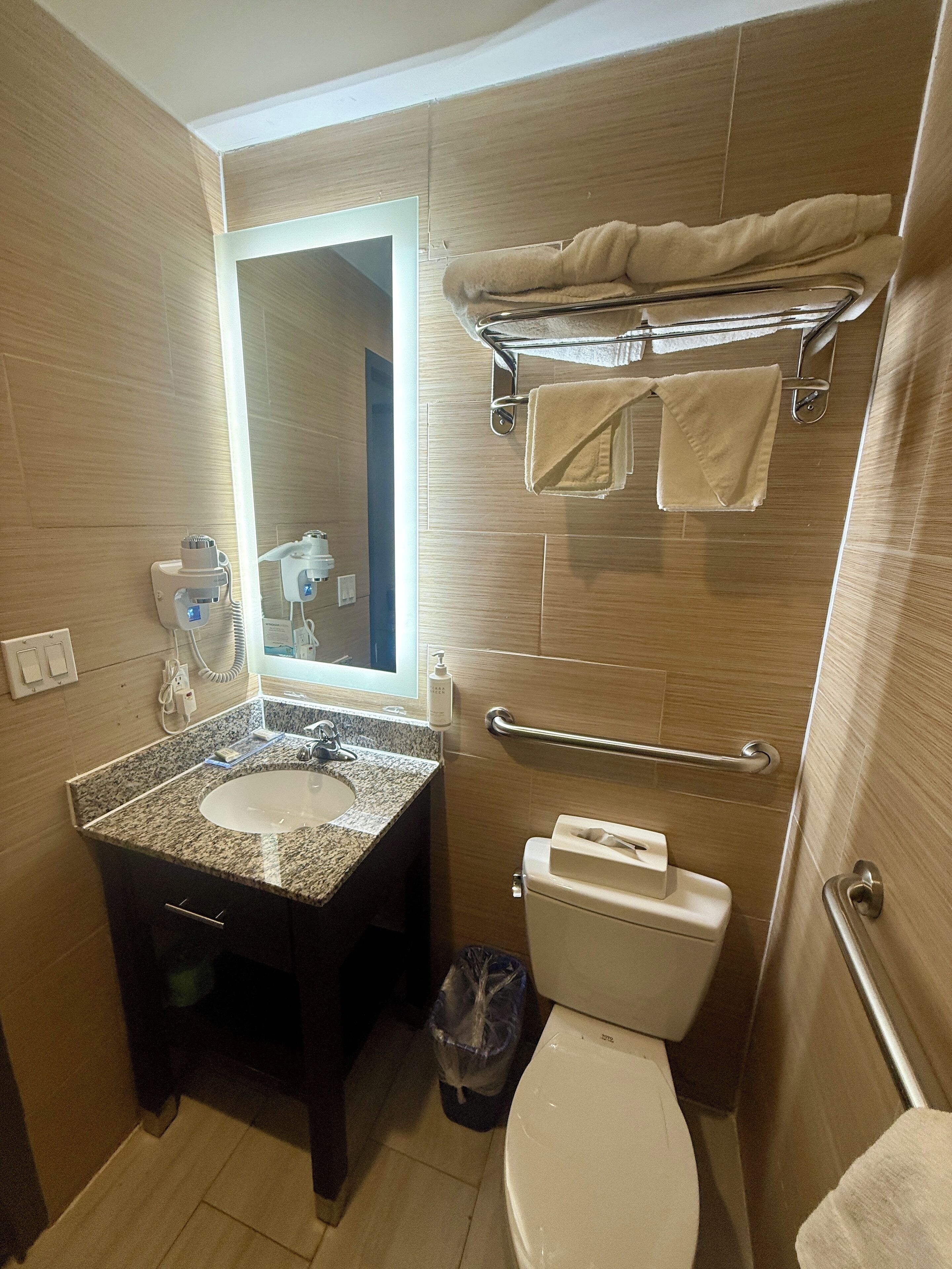 Combined shower/bathtub, free toiletries, hair dryer, towels