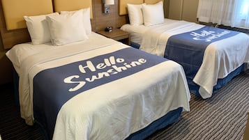 1 kamar tidur, brankas, meja kerja, dan tirai kedap cahaya