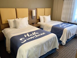 1 habitación, caja de seguridad en la habitación y escritorio 