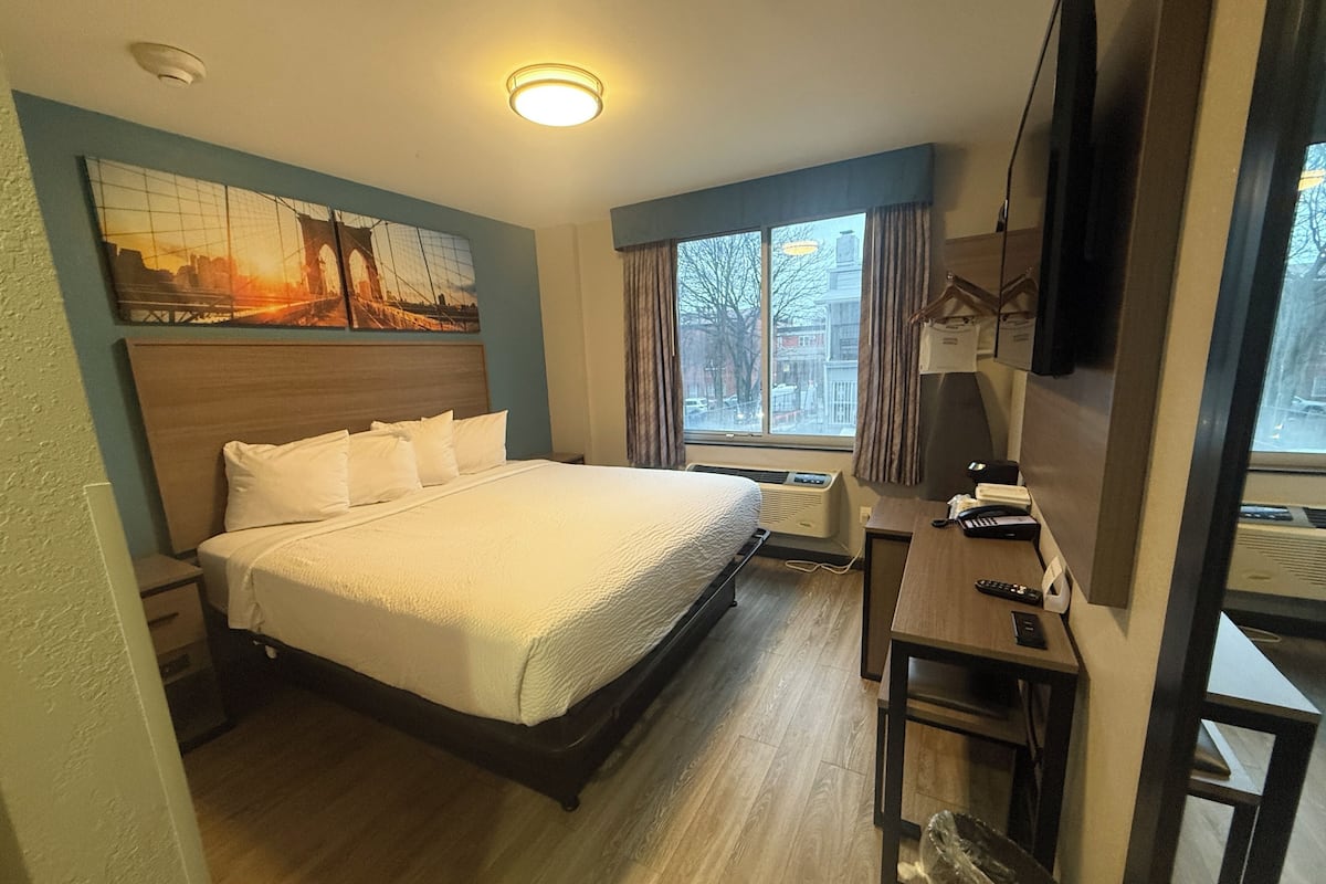 1 bedroom, in-room safe, desk, blackout curtains