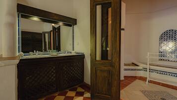 Regadera, amenidades de baño gratuitas, toallas
