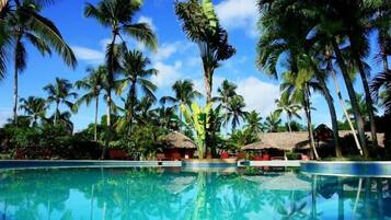 Outdoor pool, sun loungers
