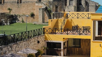 Una piscina al aire libre (de 08:00 a 20:00), sombrillas