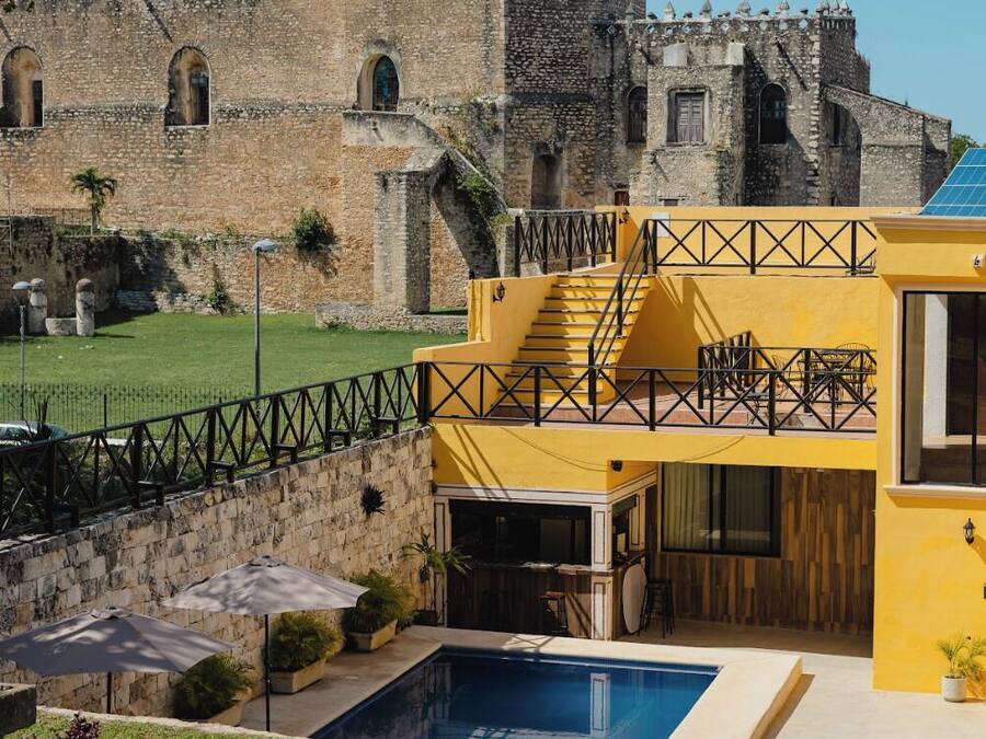 Una piscina al aire libre (de 08:00 a 20:00), sombrillas