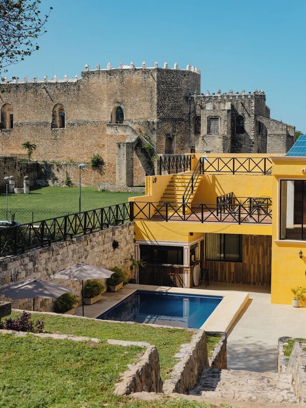 Outdoor pool, open 8:00 AM to 8:00 PM, pool umbrellas