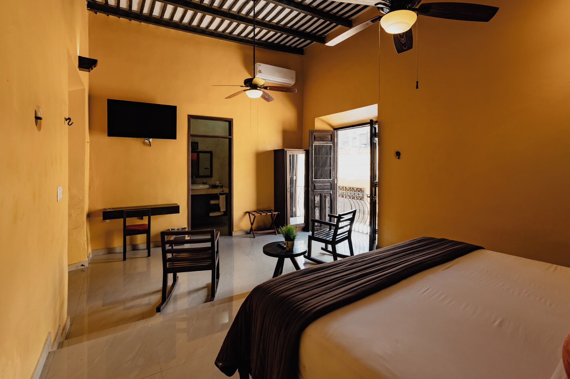 Habitación Premium, 1 cama de matrimonio grande | Mobiliario individual, tabla de planchar con plancha, wifi gratis