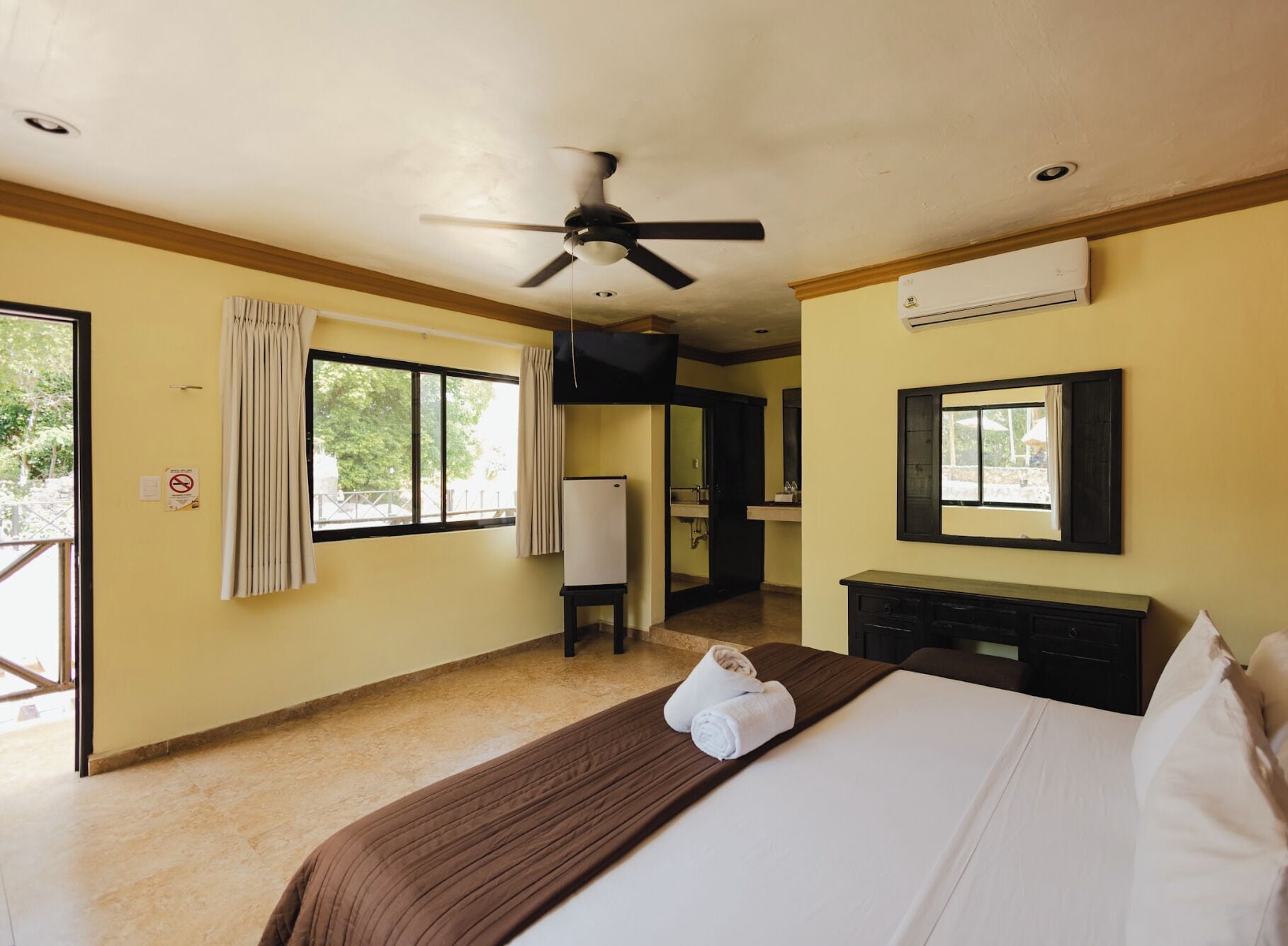 Superior Room, 1 King Bed, Pool View | Individually furnished, iron/ironing board, free WiFi, bed sheets