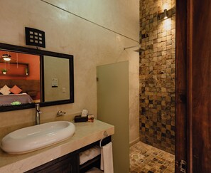 Shower, free toiletries, hair dryer, towels - Hotel Rinconada del Convento (Izamal)