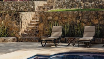 Una piscina al aire libre (de 08:00 a 20:00), sombrillas