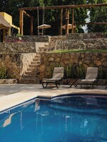 Una piscina al aire libre, sombrillas