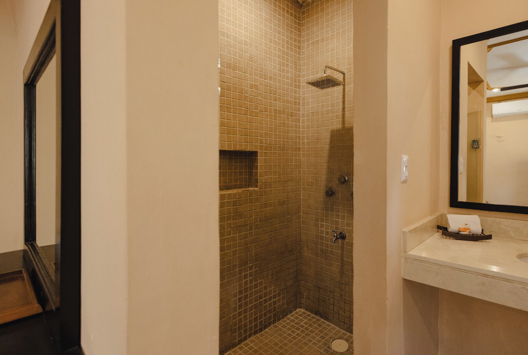 Habitación estándar, 1 cama King size | Baño | Regadera, amenidades de baño gratuitas, secadora de cabello, toallas 