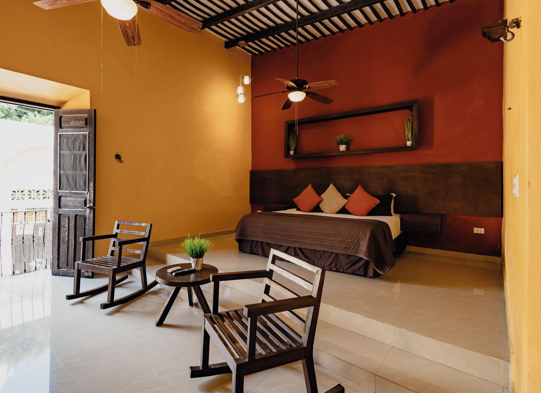 Muebles diferentes, tabla de planchar con plancha y wifi gratis 