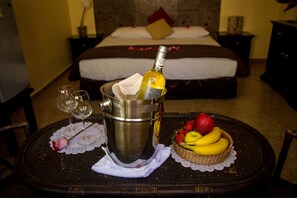 客室ごとに異なるインテリア、アイロン / アイロン台、WiFi (無料)、ベッドシーツ